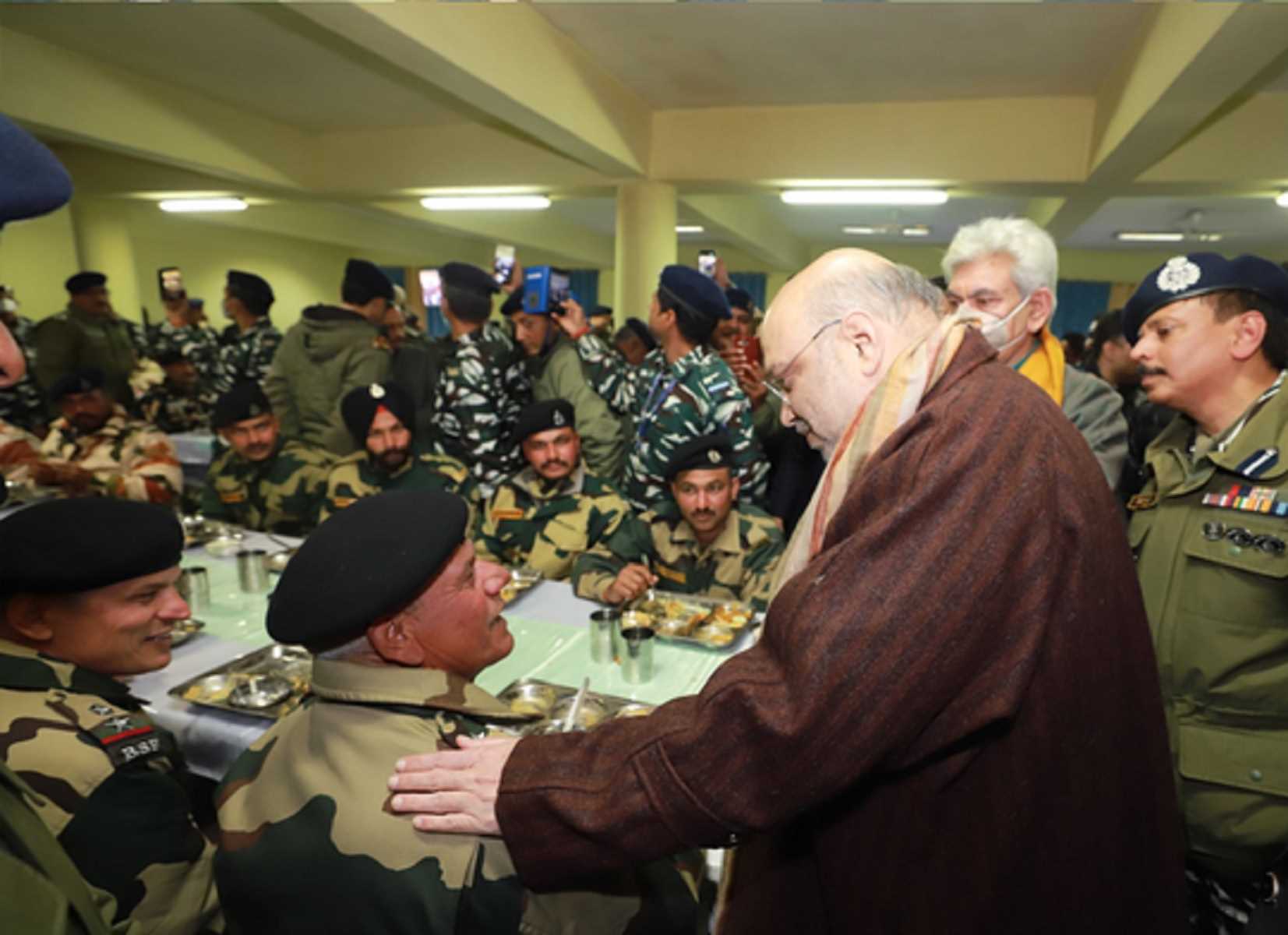 अमित शाह ने सीआरपीएफ व सशस्त्र बलों को गणतंत्र दिवस परेड पुरस्कार जीतने पर दी बधाई अमित शाह ने सीआरपीएफ व सशस्त्र बलों को गणतंत्र दिवस परेड पुरस्कार जीतने पर दी बधाई