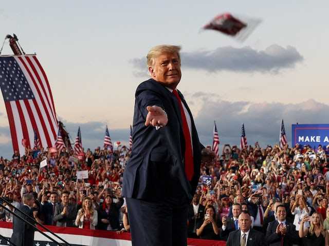 डांस करते नजर आये डोनाल्ड ट्रंप ,चुनावी सभा का नया तरीका !