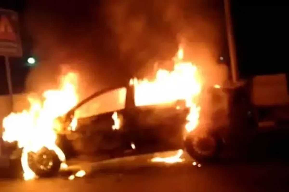 घर के बाहर खड़ी कार में पेट्रोल डालकर लगा दी आग