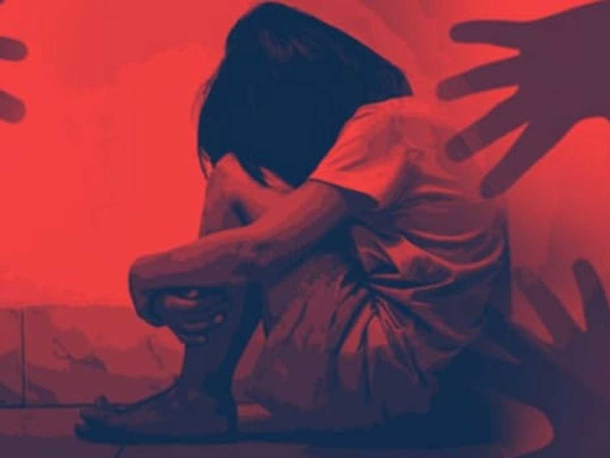 राजस्थान: अलवर में नाबालिग किशोरी से 8 लोगों ने किया गैंगरेप, वायरल किया वीडियो राजस्थान: अलवर में नाबालिग किशोरी से 8 लोगों ने किया गैंगरेप, वायरल किया वीडियो