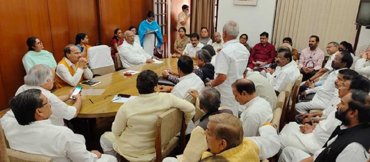 संसद की कार्यवाही शुरू होने से पहले कांग्रेस सांसदों की बैठक संसद की कार्यवाही शुरू होने से पहले कांग्रेस सांसदों की बैठक