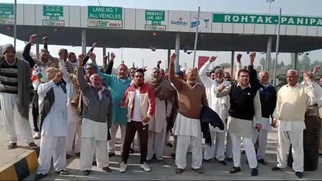 दूसरे दिन भी आंदोलन कर रहे किसानों ने कराया टोल फ्री