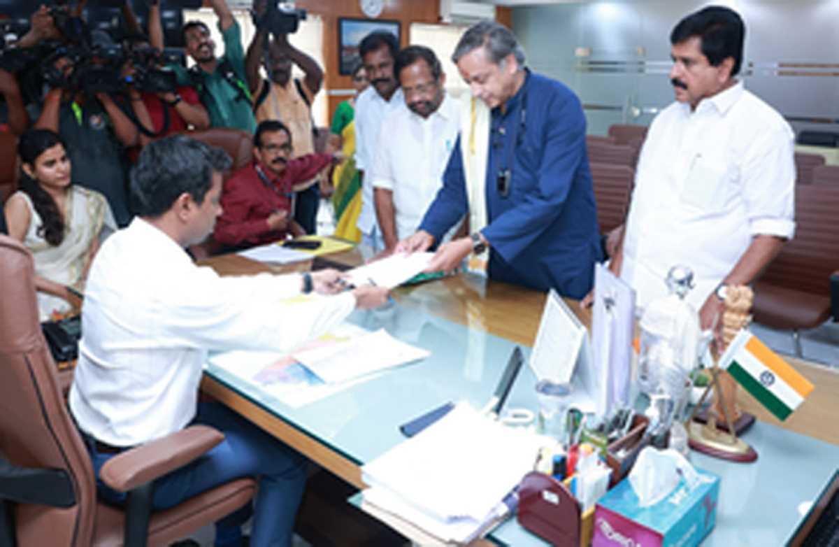 तिरुवनंतपुरम के सांसद थरूर बोले, कांग्रेस और भाजपा के बीच है लड़ाई