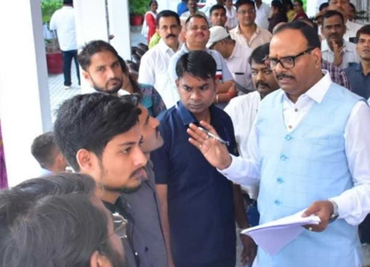 गोद में गर्भवती को लेकर भटकता रहा पति, जांच के आदेश