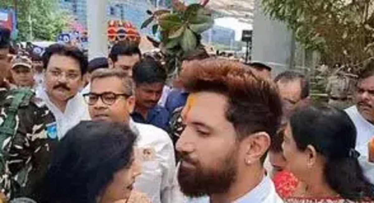 केंद्र में मंत्री बनने के बाद पहली बार पटना पहुंचे चिराग पासवान, हुआ ढोल नगाड़े के साथ स्वागत