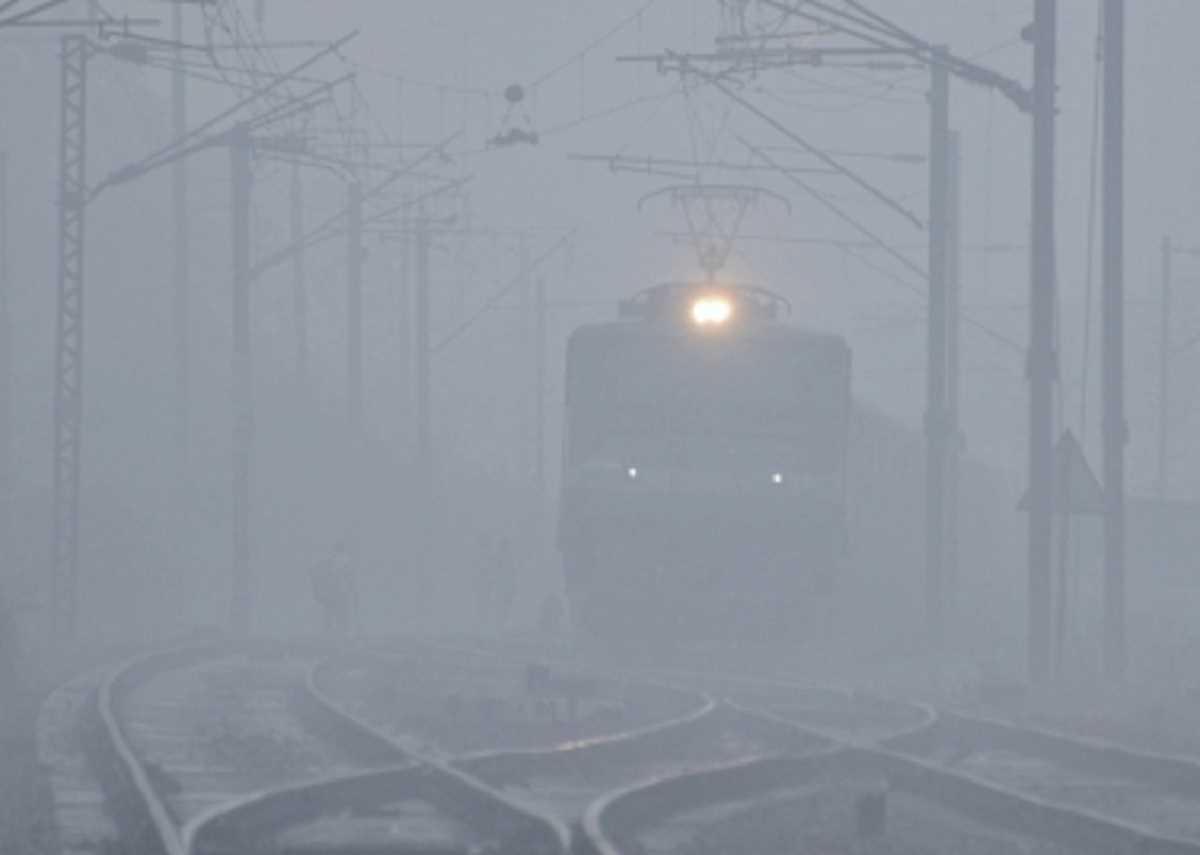 कोहरे के चलते रेलवे ने 326 ट्रेनों को किया रद्द, 18 रीशेड्यूल