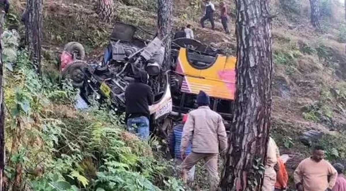 उत्तराखंड : पौड़ी में अनियंत्रित बस 100 मीटर गहरी खाई में गिरी, पांच की मौत 15 घायल