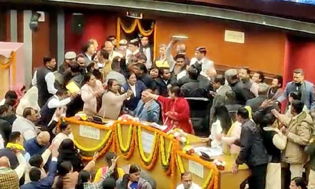 दिल्ली मेयर चुनाव के दौरान जबरदस्त हंगामा, आप और भाजपा के पार्षद भिड़े दिल्ली मेयर चुनाव के दौरान जबरदस्त हंगामा, आप और भाजपा के पार्षद भिड़े