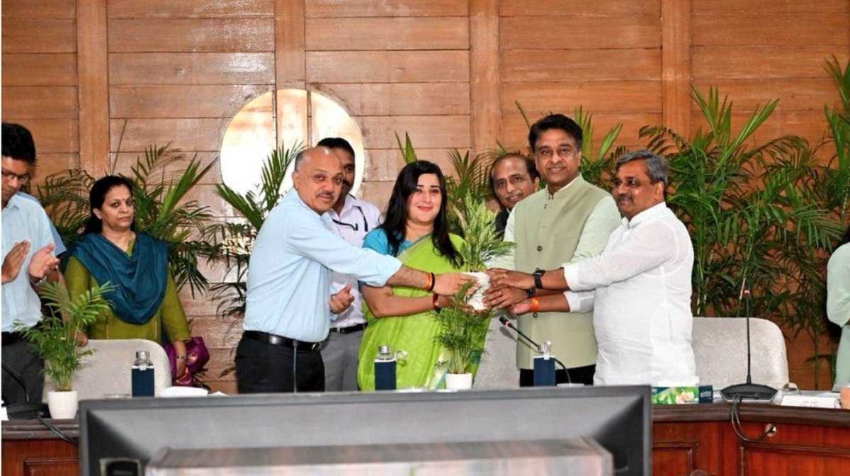 बांसुरी स्वराज ने एनडीएमसी के सदस्य के रूप में ली शपथ बांसुरी स्वराज ने एनडीएमसी के सदस्य के रूप में ली शपथ