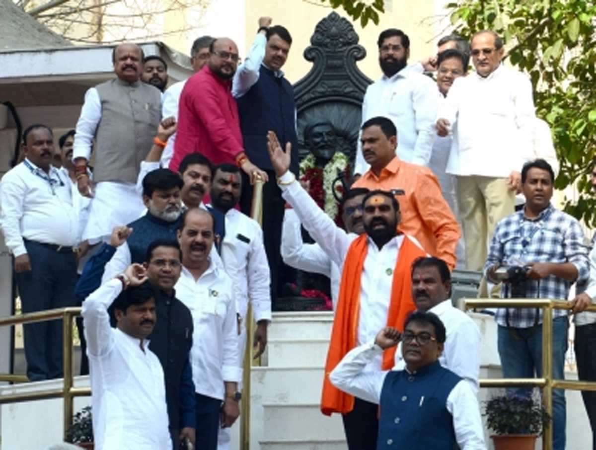 एकनाथ शिंदे ने ठाकरे गुट को घेरने की कोशिश की, व्हिप जारी किया