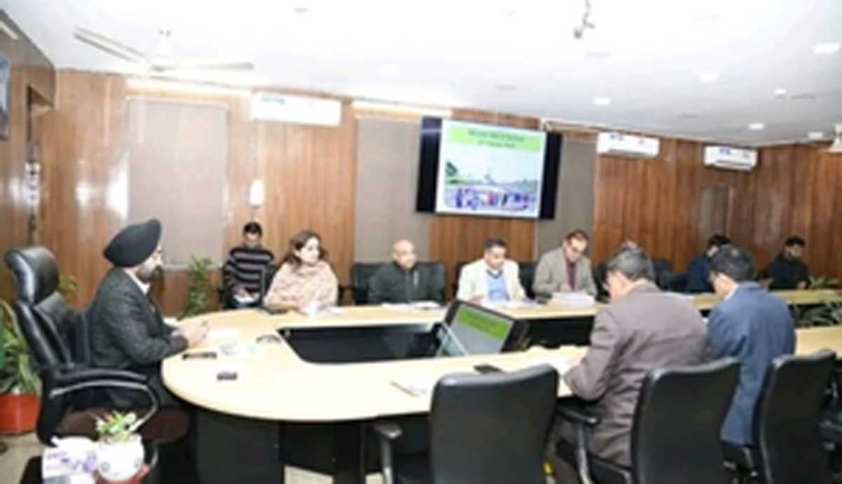 देहरादून में मिशन अमृत सरोवर को लेकर मुख्य सचिव ने अधिकारियों के साथ की बैठक