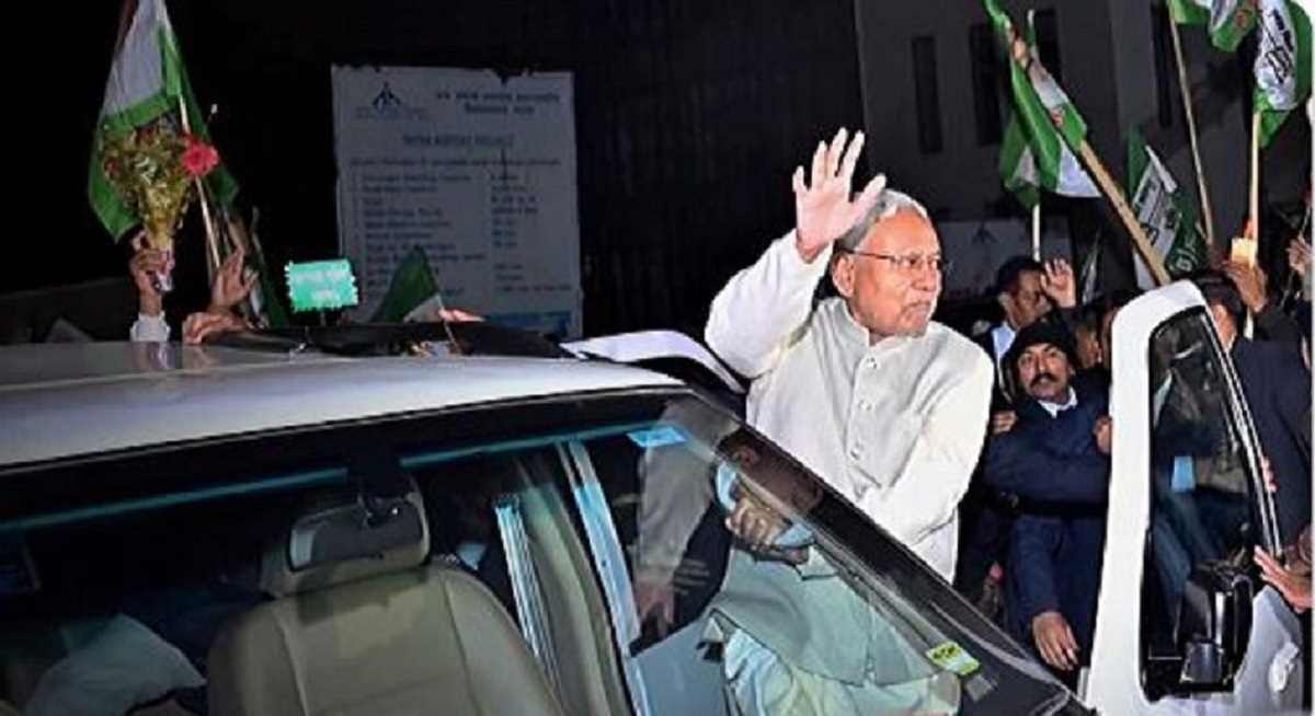 दिल्ली से पटना लौटे नीतीश, हवाई अड्डे पर कार्यकर्ताओं ने जमकर लगाए नारे