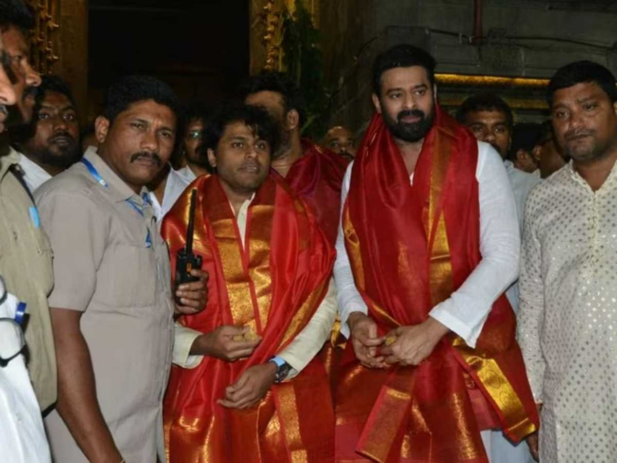 प्रभास ने तिरुपति बालाजी मंदिर में की पूजा-अर्चना