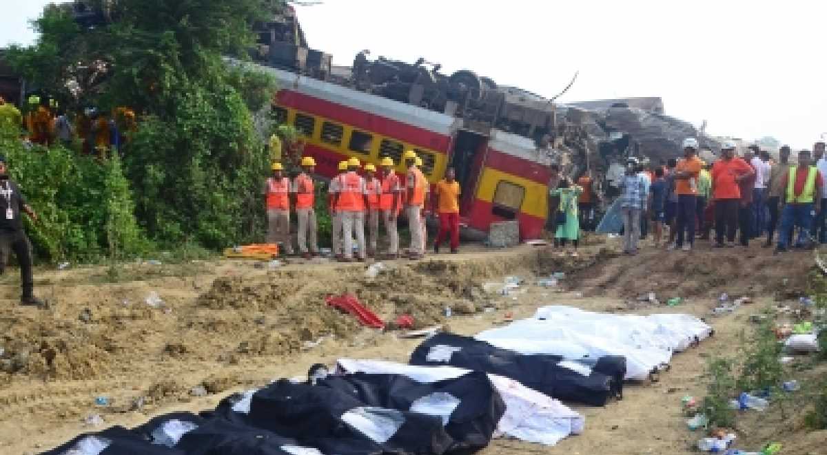 ओडिशा ट्रेन दुर्घटना में एक और घायल, मरने वालों की संख्या बढ़कर 290 हुई ओडिशा ट्रेन दुर्घटना में एक और घायल, मरने वालों की संख्या बढ़कर 290 हुई