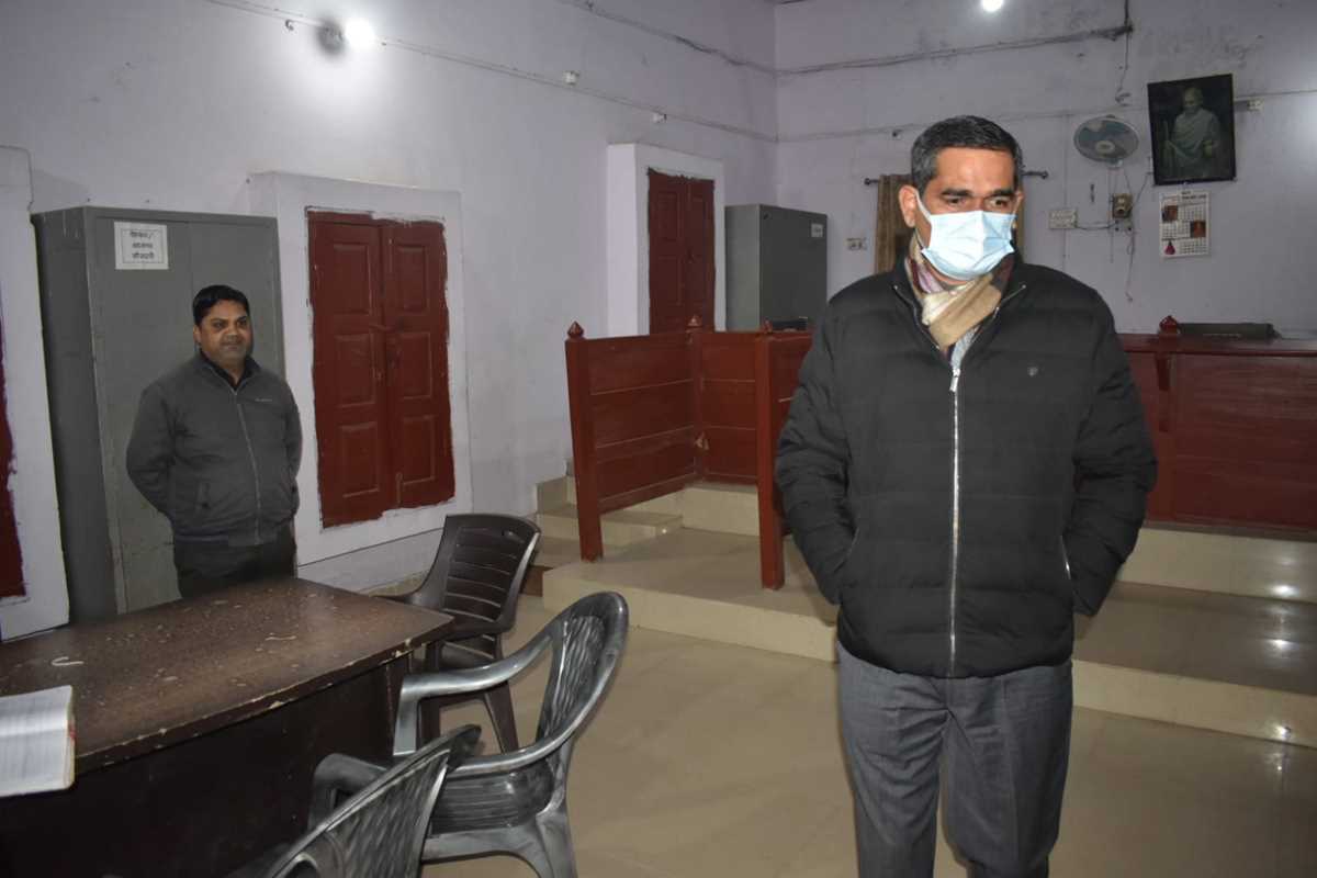 अपने-अपने कार्यालयों में समय से पहुंचे अधिकारी कर्मचारी- डीएम