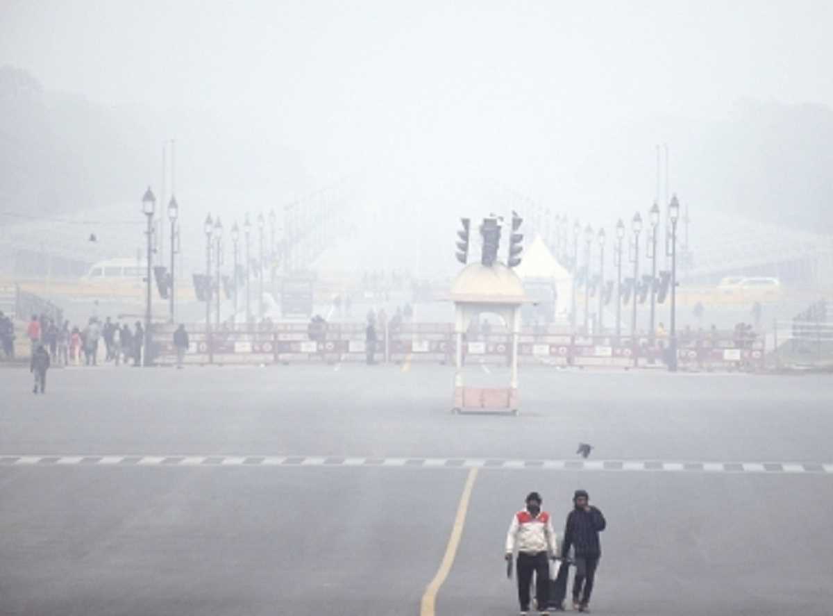 दिल्ली को ठंड से मिली राहत, कोहरा विजिबिलिटी को कर रहा प्रभावित