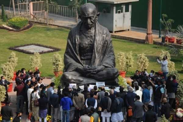 खड़गे ने की संसद में मूर्तियों को उनके मूल स्थान पर पुन : स्थापित करने की मांग खड़गे ने की संसद में मूर्तियों को उनके मूल स्थान पर पुन : स्थापित करने की मांग