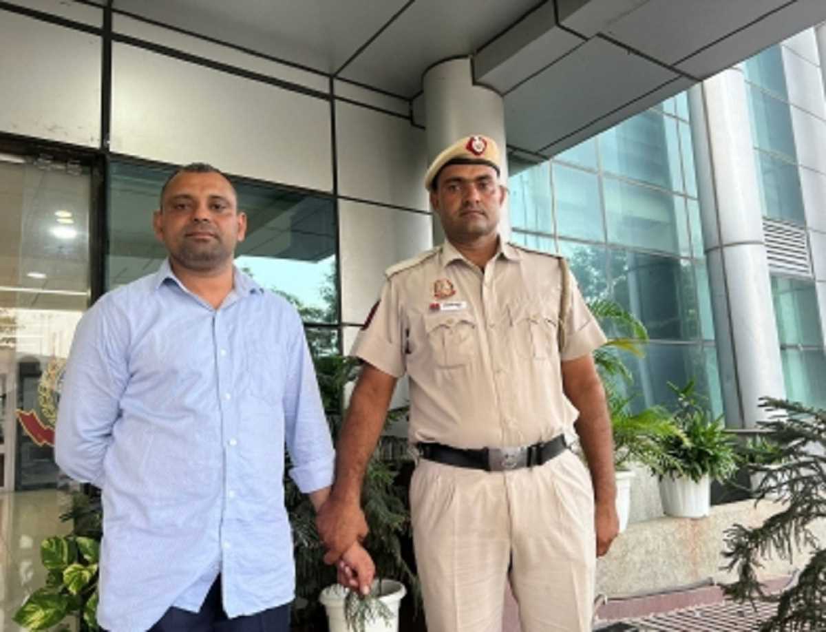 AF की सुरक्षा में चूक? IGI एयरपोर्ट पर पकड़ा गया फर्जी विंग कमांडर फिरोज गांधी, कई संवेदनशील दस्तावेज मिले