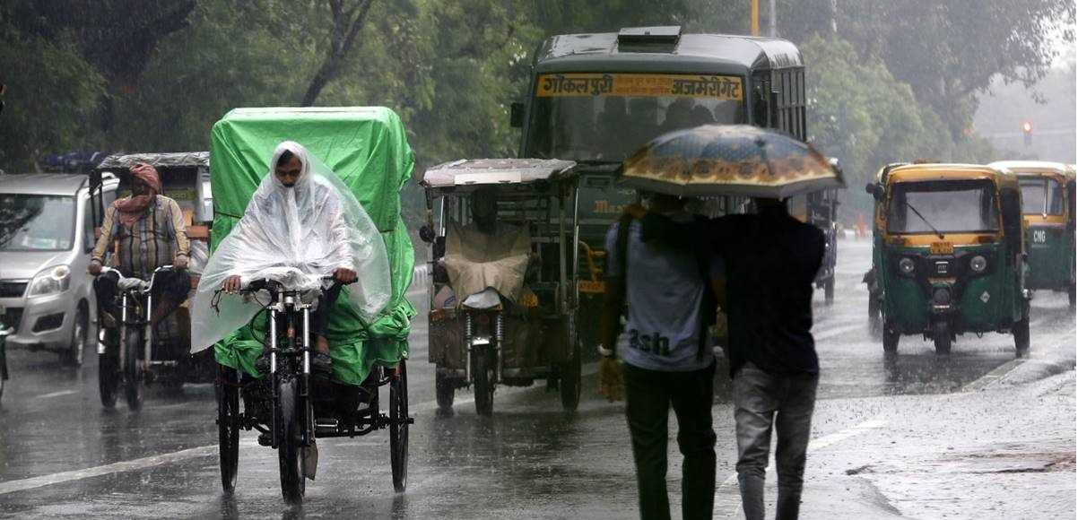 हल्की बारिश से राजधानी दिल्ली और NCR में हुई दिन की शुरुआत