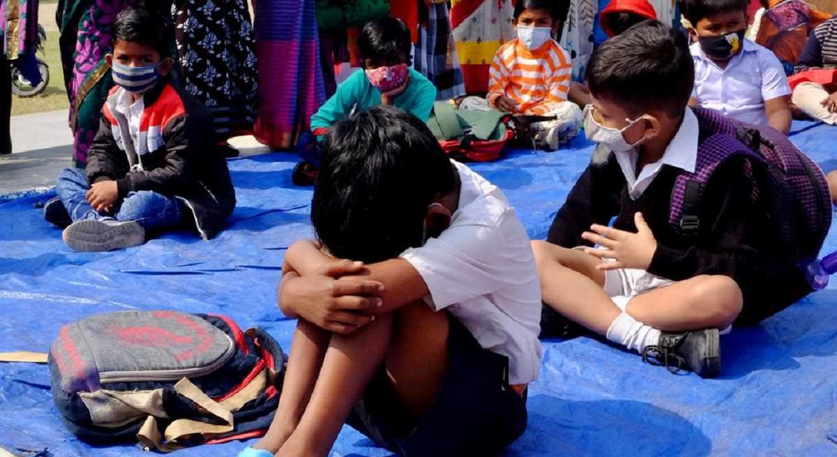 आधार नहीं है इसलिए स्कूल नहीं जा रहे लाखों बच्चे