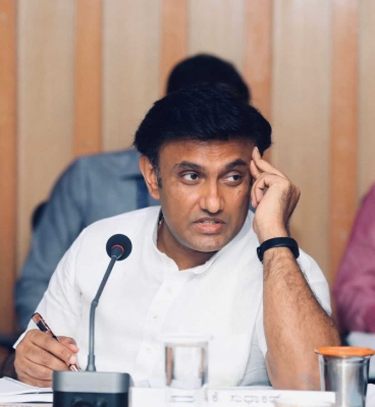 बढ़ते कोविड मामलों के बीच, कर्नाटक के स्वास्थ्य मंत्री ने बताया- केवल 17 प्रतिशत लोगों ने लिया बूस्टर खुराक