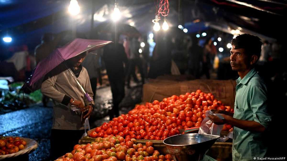आम जनता की पहुंच से बाहर हुआ टमाटर आम जनता की पहुंच से बाहर हुआ टमाटर