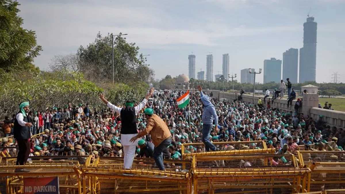 लोकतंत्र के आगे बैरिकेड्स