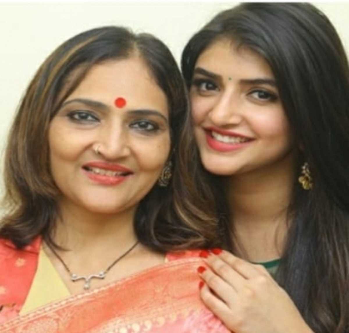 तेलुगू अभिनेत्री की मां के खिलाफ पति ने कर्नाटक में शिकायत दर्ज कराई