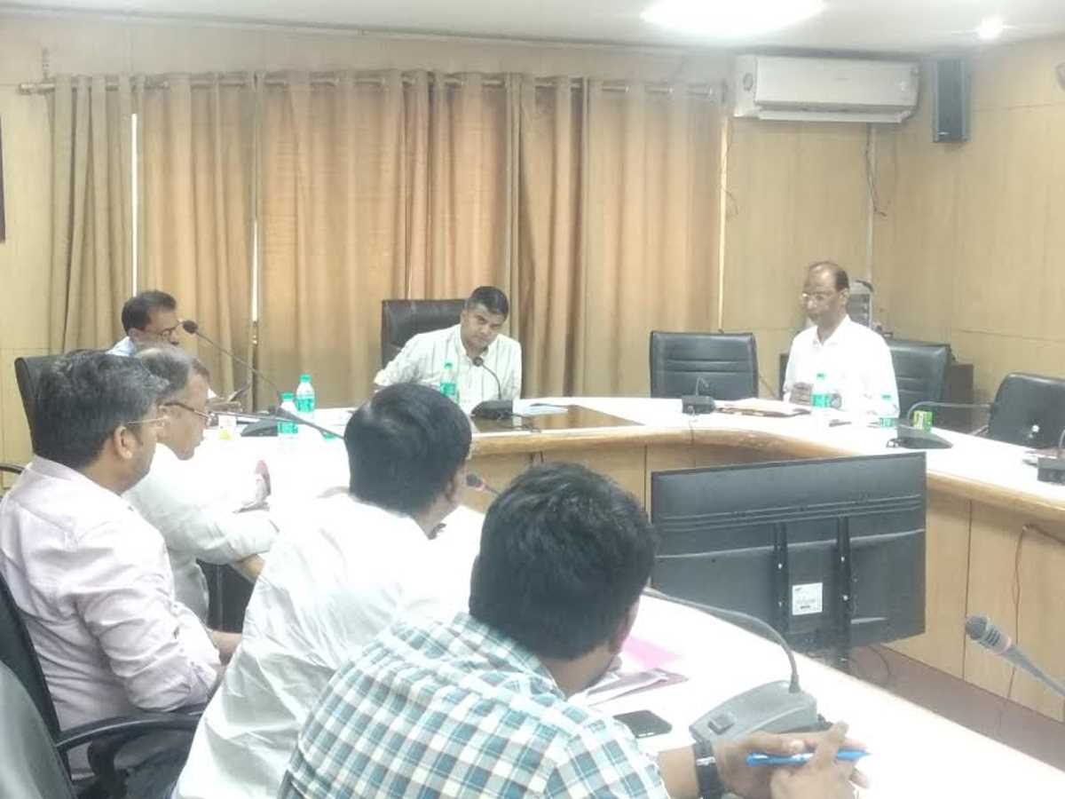 पचास लाख से अधिक लागत के अपूर्ण परियोजनाओं को किया जाए पूरा : डीएम