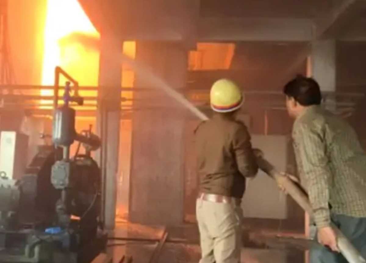 मेरठ की शुगर मिल में लगी भीषण आग, टरबाइन फटने से हुआ हादसा, इंजीनियर की मौत