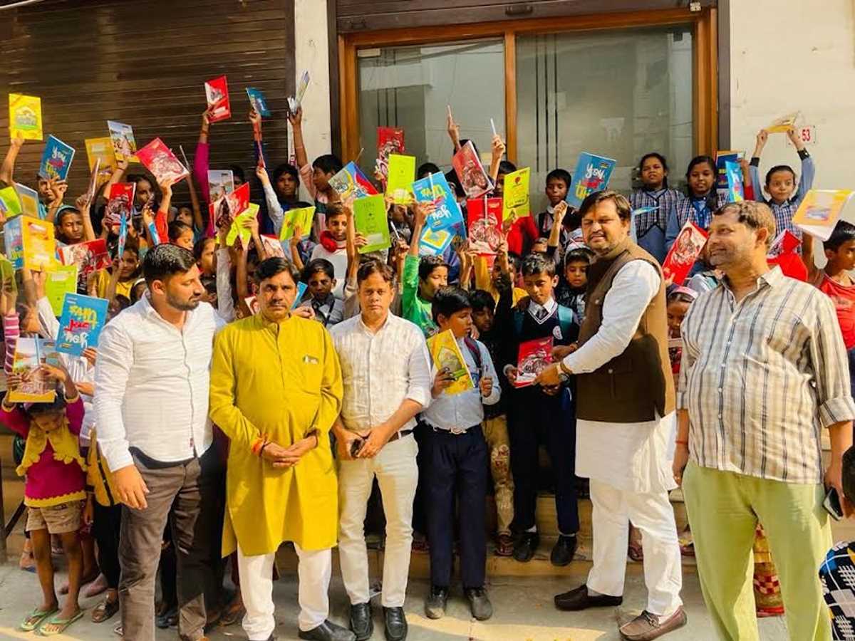 बच्चों को किताबे कॉपी बांटकर कांग्रेसियों ने नेहरू को किया याद