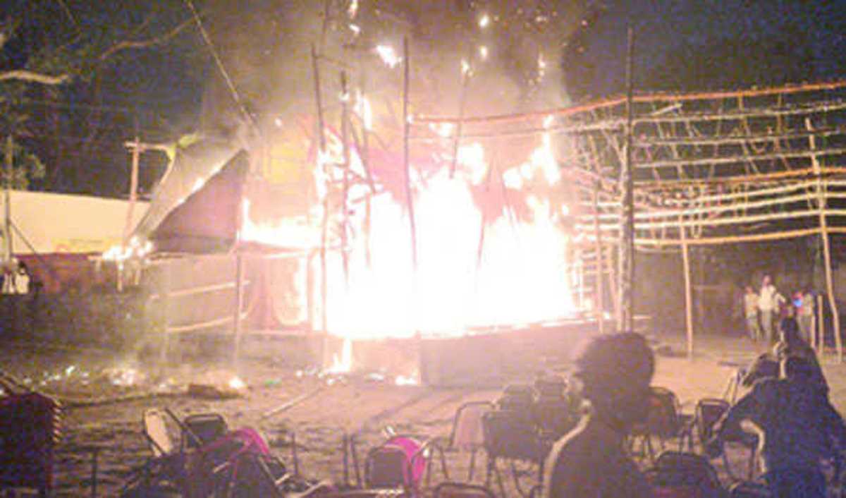 इटावा में लंका दहन के दौरान रामलीला मंच में लगी भीषण आग, मची भगदड़