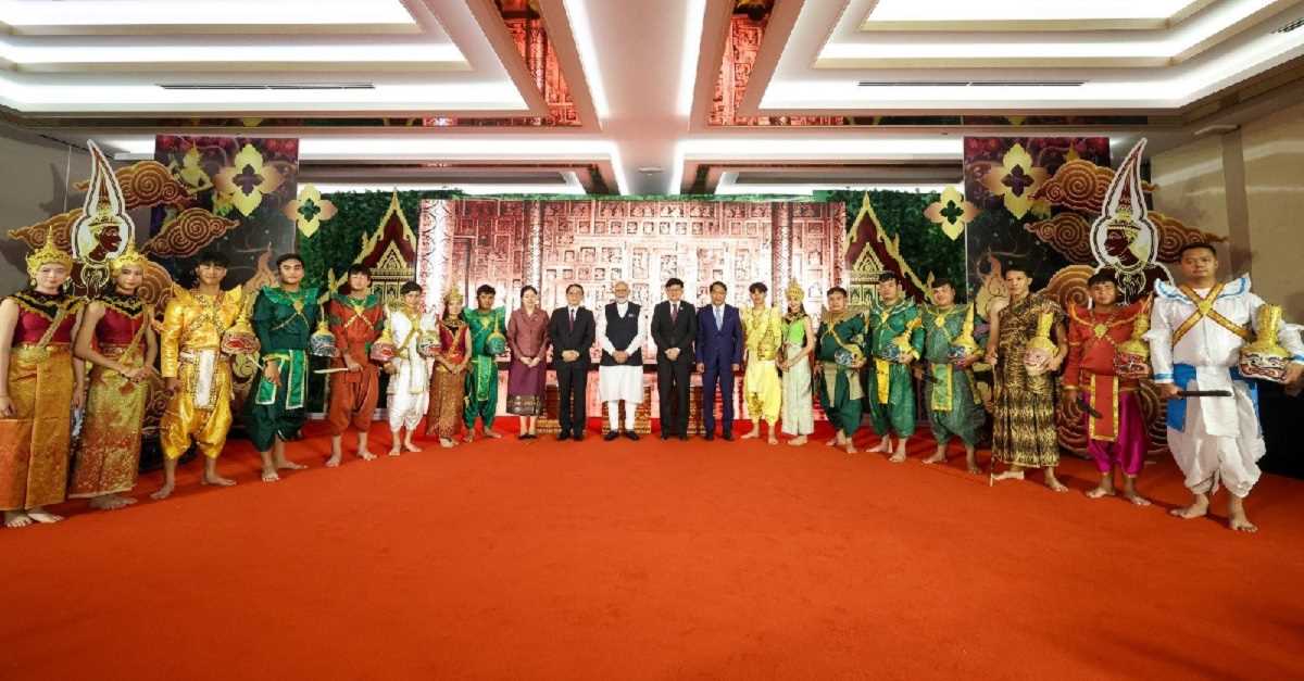 प्रधानमंत्री मोदी ने लाओस में देखी रामलीला, कलाकारों से की मुलाकात