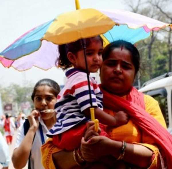 दिल्ली में फिर गर्मी ने किया परेशान, मंगलवार से हल्की राहत की संभावना दिल्ली में फिर गर्मी ने किया परेशान, मंगलवार से हल्की राहत की संभावना