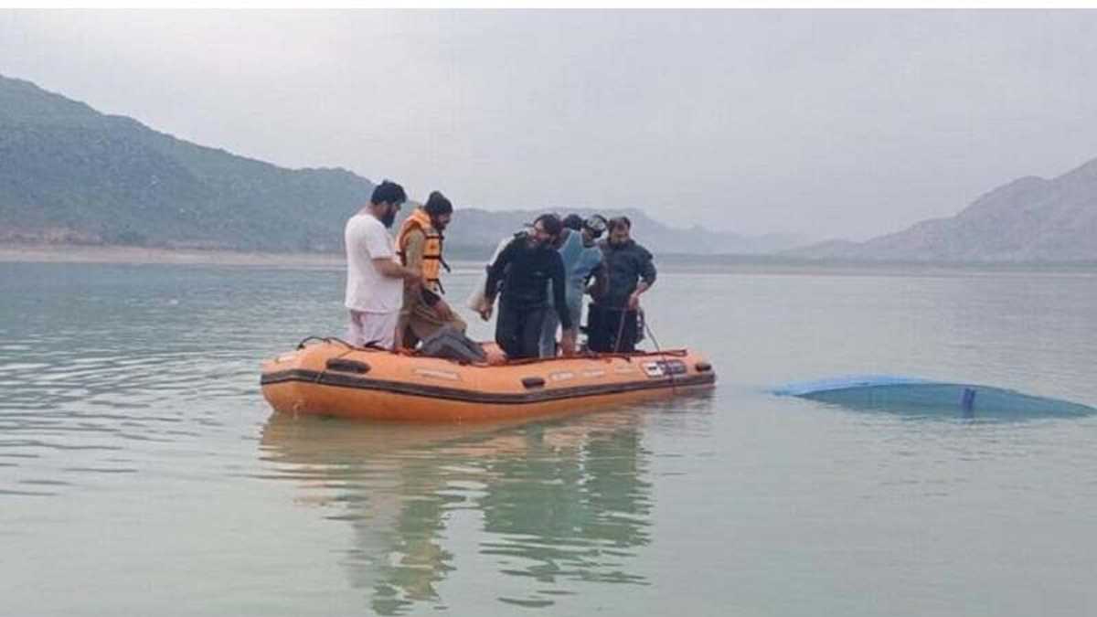 पाकिस्तान में नौका पलटने से 11 बच्चों की मौत