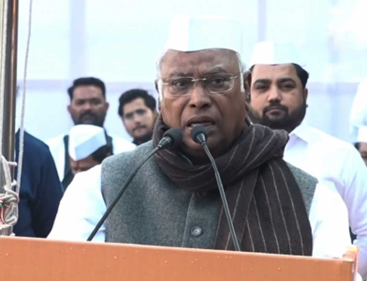 भारत के सिद्धांतों पर लगातार हो रहे हमले : खड़गे भारत के सिद्धांतों पर लगातार हो रहे हमले : खड़गे