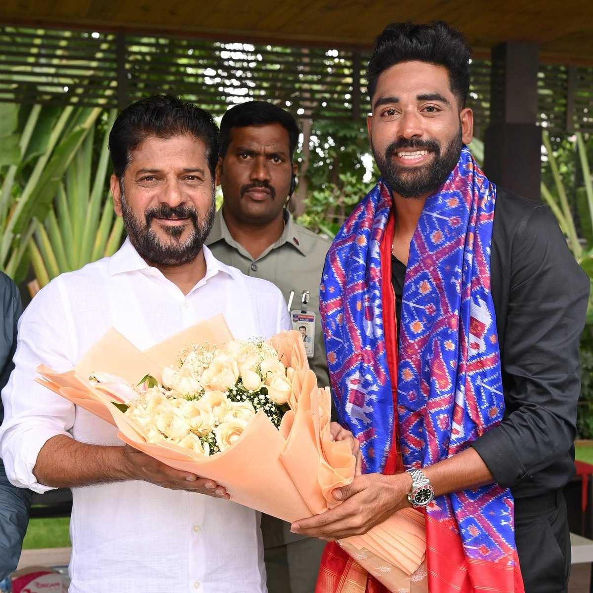 सिराज ने सीएम रेवंत रेड्डी को टीम इंडिया की जर्सी भेंट की