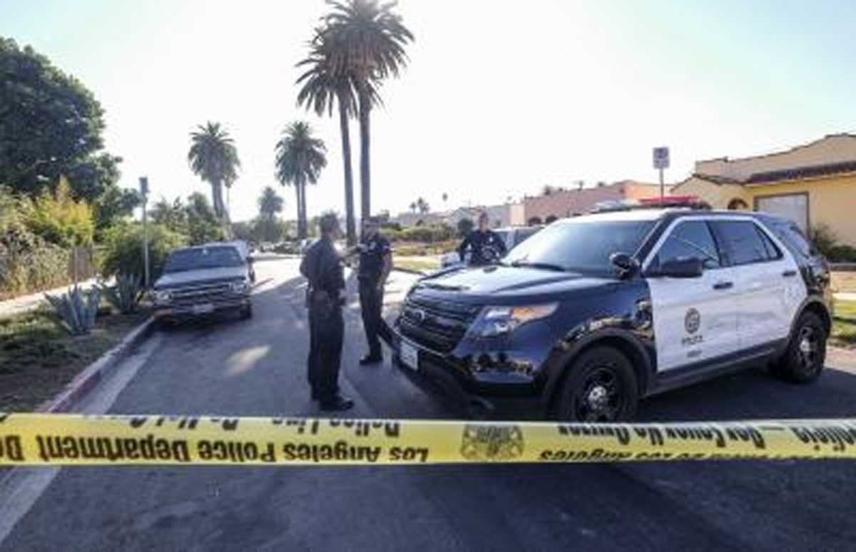 कैलिफोर्निया में पुलिस रंगरूटों पर वाहन चढ़ा, 23 घायल कैलिफोर्निया में पुलिस रंगरूटों पर वाहन चढ़ा, 23 घायल