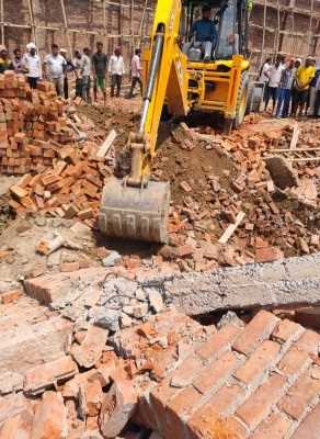 दिल्ली: निमार्णाधीन गोदाम की दीवार गिरी, 10 से अधिक लोग फंसे दिल्ली: निमार्णाधीन गोदाम की दीवार गिरी, 10 से अधिक लोग फंसे