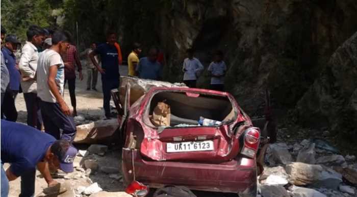 कर्णप्रयाग-ग्वालदम हाईवे से गुजर रही कार के ऊपर गिरी चट्टान कर्णप्रयाग-ग्वालदम हाईवे से गुजर रही कार के ऊपर गिरी चट्टान