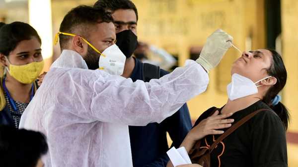 छात्रों पर मंडरा रहा कोरोना का खतरा, नोएडा-गाजियाबाद में 19 छात्र 2 टीचर संक्रमित