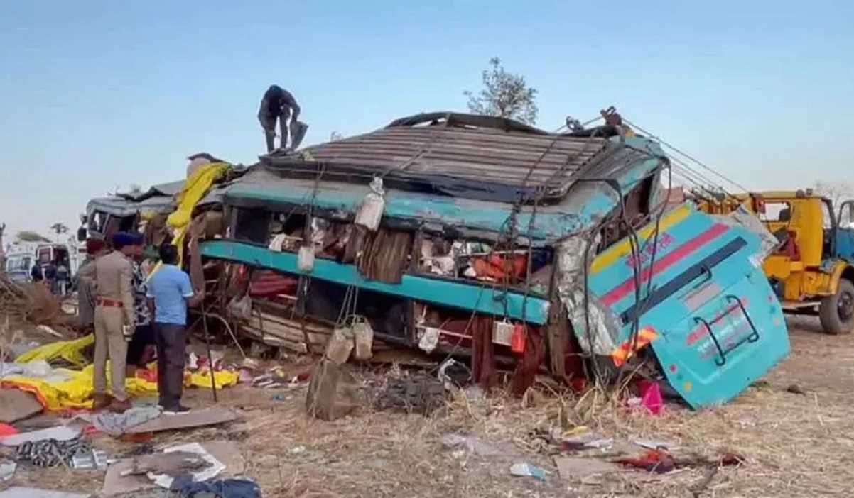 गुजरात : बस खाई में गिरने से पांच तीर्थयात्रियों की मौत, 17 घायल