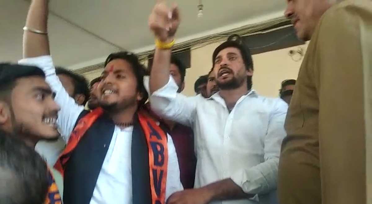 बुलंदशहर : बाहरी लोगों पर कॉलेज परिसर में छात्रा से छेड़छाड़ का आरोप लगाकर हंगामा बुलंदशहर : बाहरी लोगों पर कॉलेज परिसर में छात्रा से छेड़छाड़ का आरोप लगाकर हंगामा