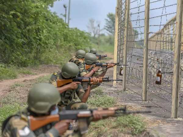 पंजाब में बीएसएफ ने दो पाकिस्तानी सशस्त्र घुसपैठियों को मार गिराया
