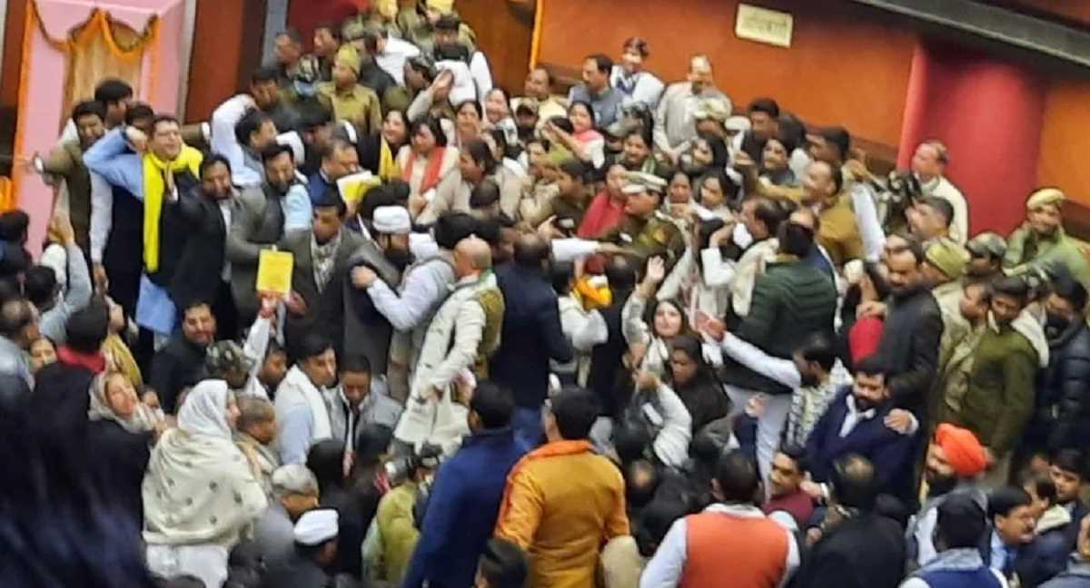 दिल्ली को नए मेयर की आस, आप व बीजेपी के पार्षद धरने पर दिल्ली को नए मेयर की आस, आप व बीजेपी के पार्षद धरने पर