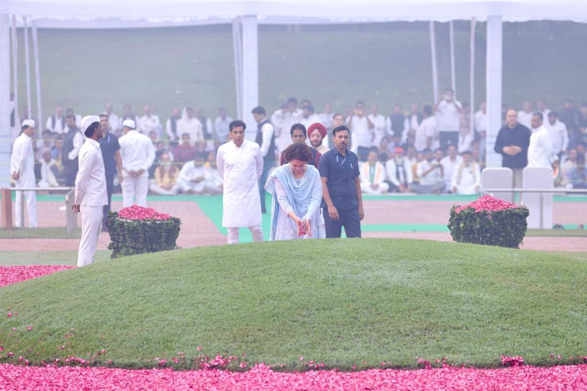 प्रियंका गांधी ने पंडित नेहरू के समाधि स्थल शांतिवन जाकर दी श्रद्धांजलि प्रियंका गांधी ने पंडित नेहरू के समाधि स्थल शांतिवन जाकर दी श्रद्धांजलि