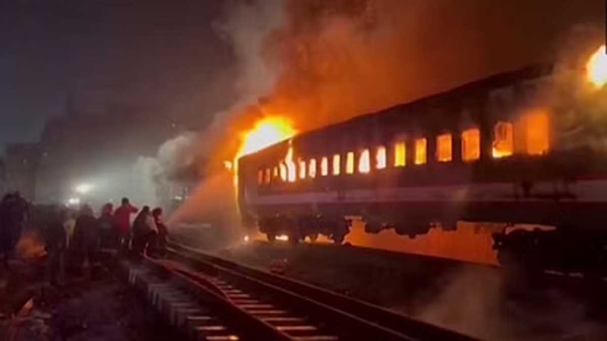 चुनाव से पहले बांग्लादेश में ट्रेन में आग लगने से 4 की मौत, कई घायल
