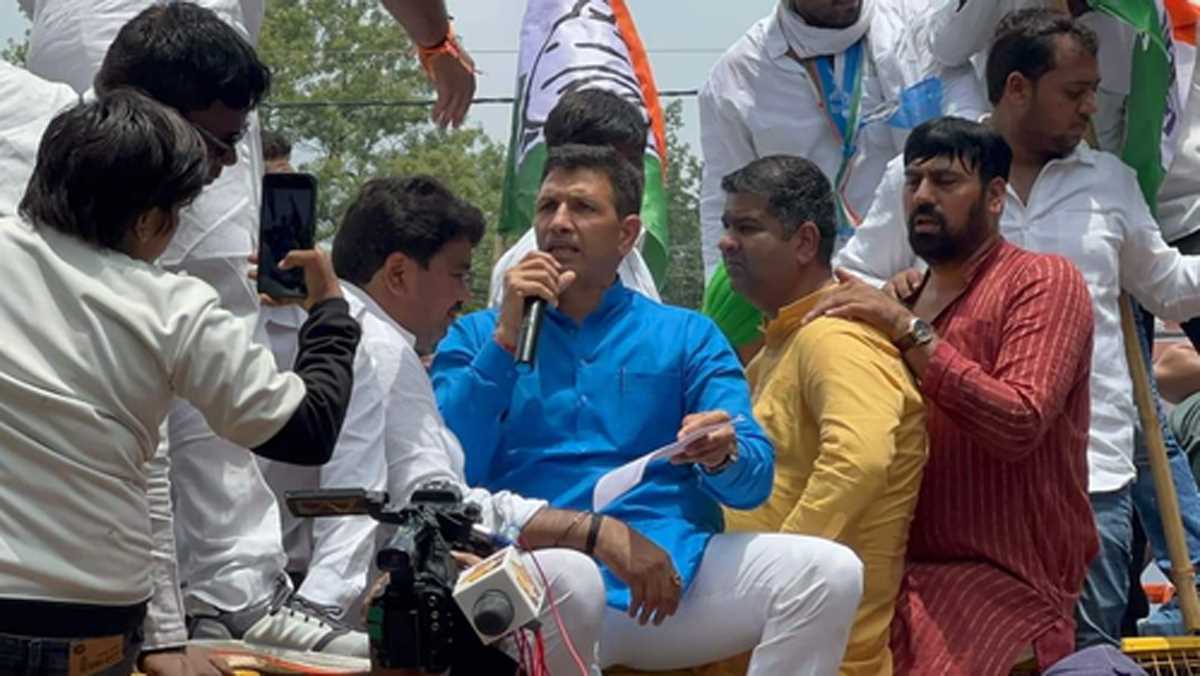 इंदौर में टैक्स वृद्धि के खिलाफ सड़क पर उतरे कांग्रेसियों पर बल प्रयोग