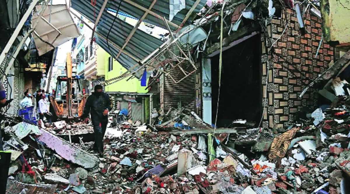 मुंबई में बारिश से गिरा घर का हिस्सा, नाबालिग और पिता की मौत