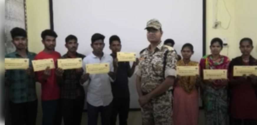 छत्तीसगढ़ : दो इनामी नक्सली समेत नौ माओवादियों ने किया आत्मसमर्पण